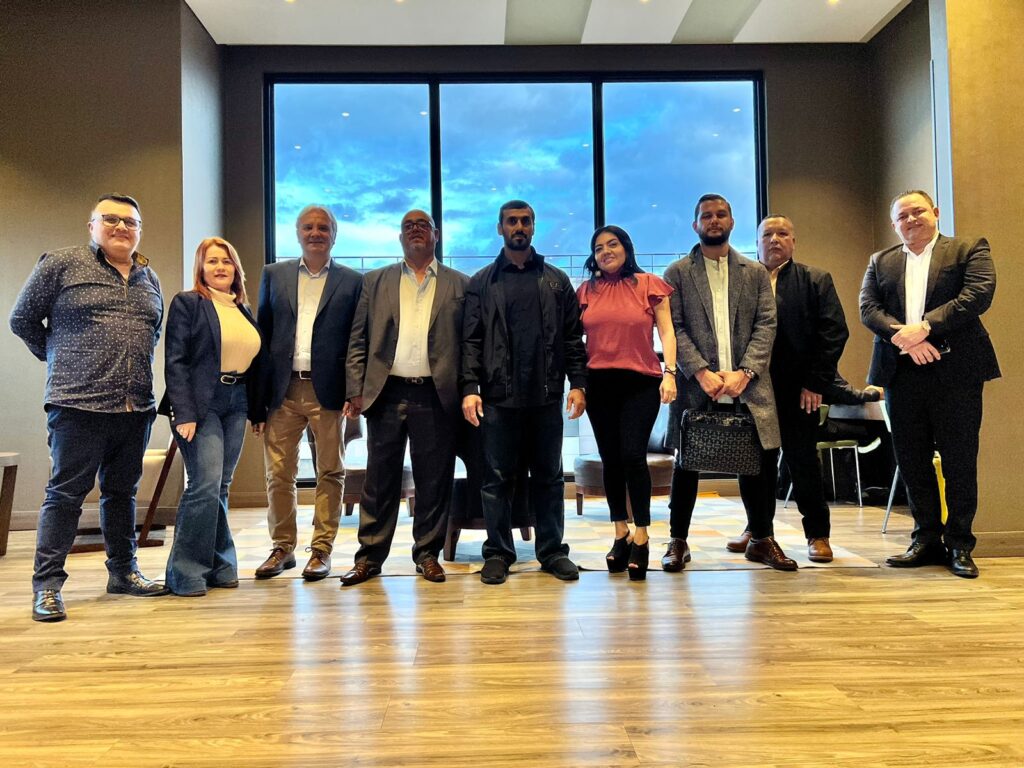 El Sultán Mohammed Saeed Ali, junto a los participantes del evento en Bogotá