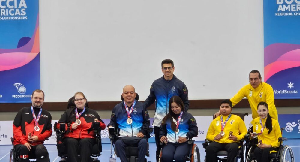 Medallistas de boccia paralímpico en podio del Campeonato Mundial Americas Cali 2025 con bandera de Colombia