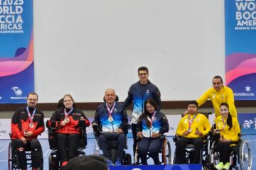Medallistas de boccia paralímpico en podio del Campeonato Mundial Americas Cali 2025 con bandera de Colombia