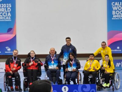 Medallistas de boccia paralímpico en podio del Campeonato Mundial Americas Cali 2025 con bandera de Colombia