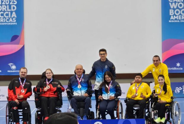 Medallistas de boccia paralímpico en podio del Campeonato Mundial Americas Cali 2025 con bandera de Colombia