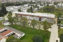 Vista aérea de varios edificios universitarios rodeados de zonas verdes en el campus de la Universidad Nacional de Colombia en Bogotá.